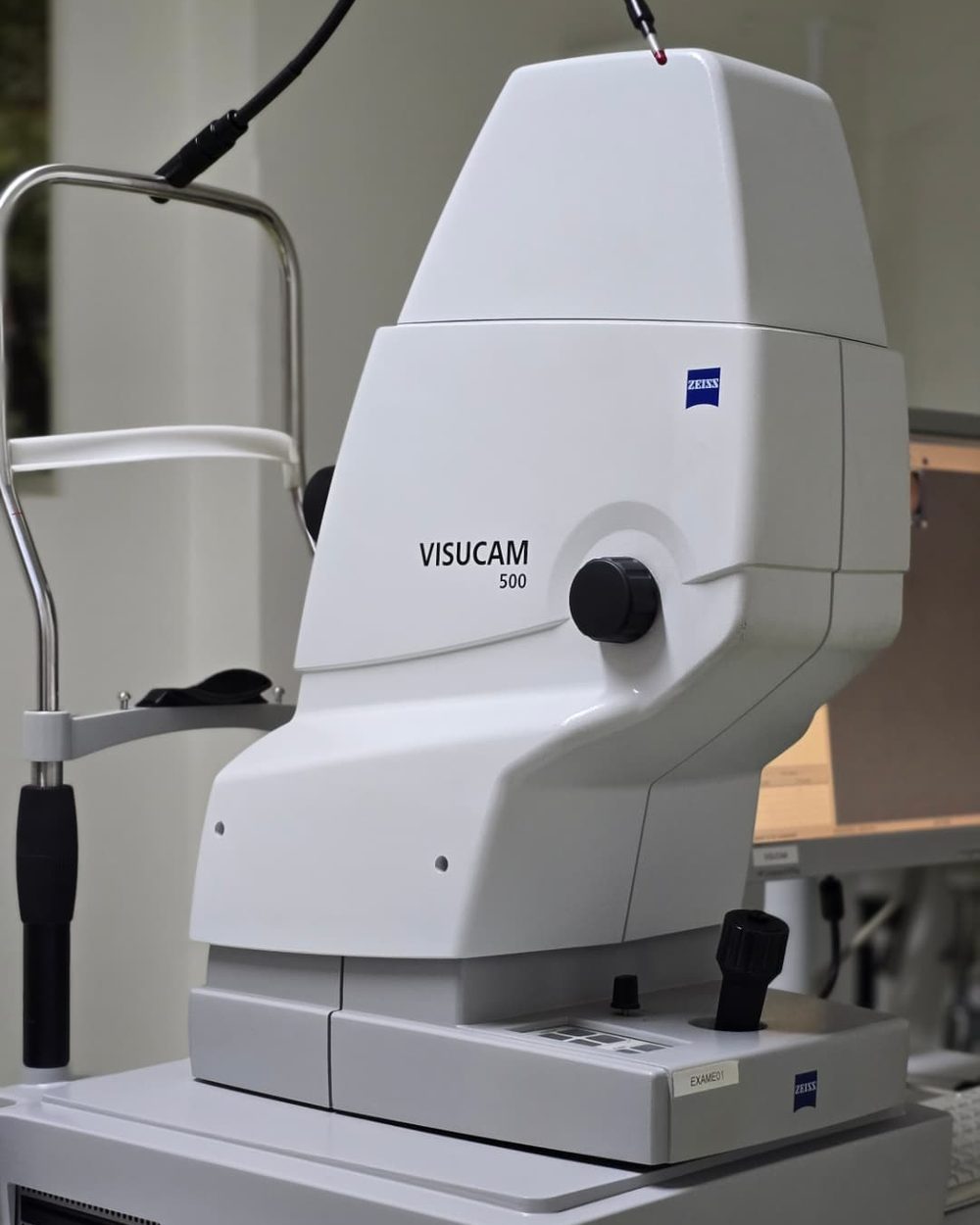 Retinógrafo Zeiss VISUCAM 500 na sala de exames do Instituto VISY