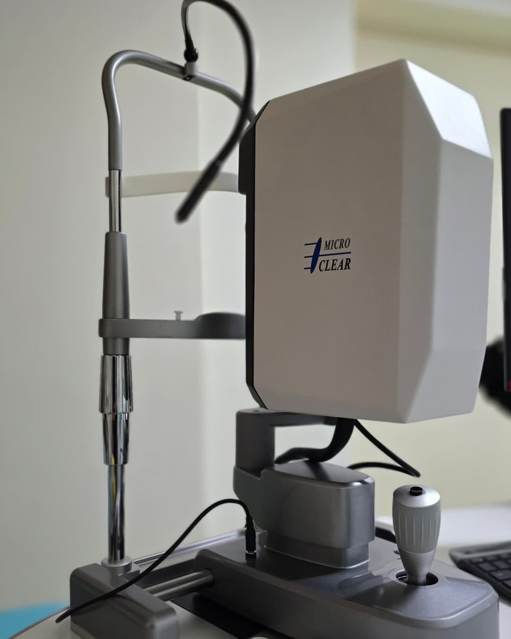 Equipamento Micro Clear para avaliação da córnea