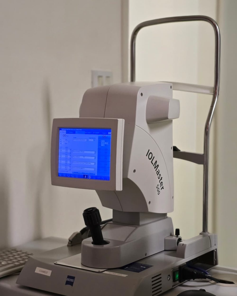Biômetro óptico Zeiss IOLMaster 500 na sala de exames do Instituto VISY