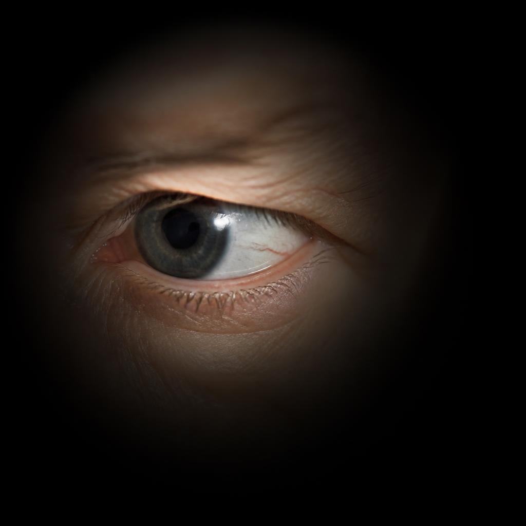 Olho em destaque com campo de visão escurecido, simulando a perda causada pelo glaucoma